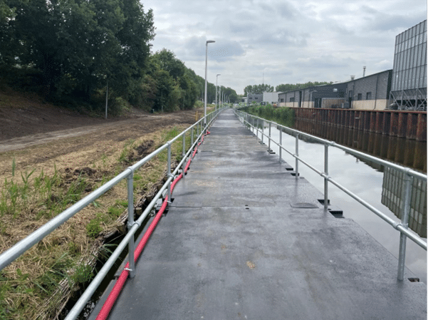 Foto werkzaamheden bouw fietsbruggetje. Bedrijven terrein ambacht